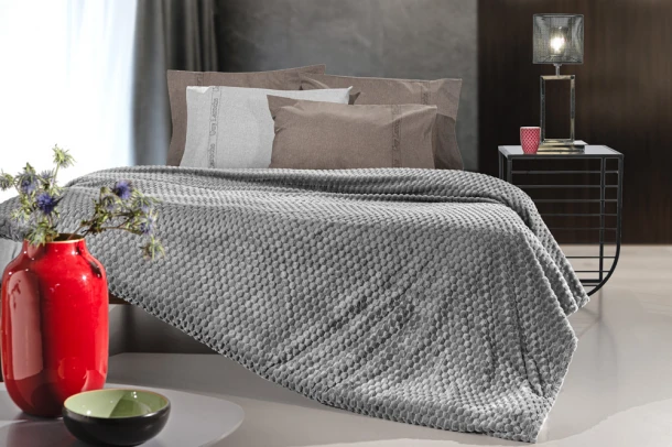 Σετ 2τμχ Κουβέρτα Υπέρδιπλη Velour Fleece 220x240εκ. Με Διακοσμητική Μαξιλαροθήκη Smoothie Anthracite Guy Laroche
