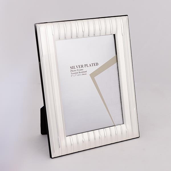 ESTHETI - ΣΗΜΑΝΤΙΚΟ: Σε περίπτωση διαφοράς τιμής από το κατάστημα ισχύει παντα και μόνο η τιμή του καταστήματος Κορνίζα Μεταλλική Επάργυρη Ασημί Για Φωτογραφία 13x18εκ