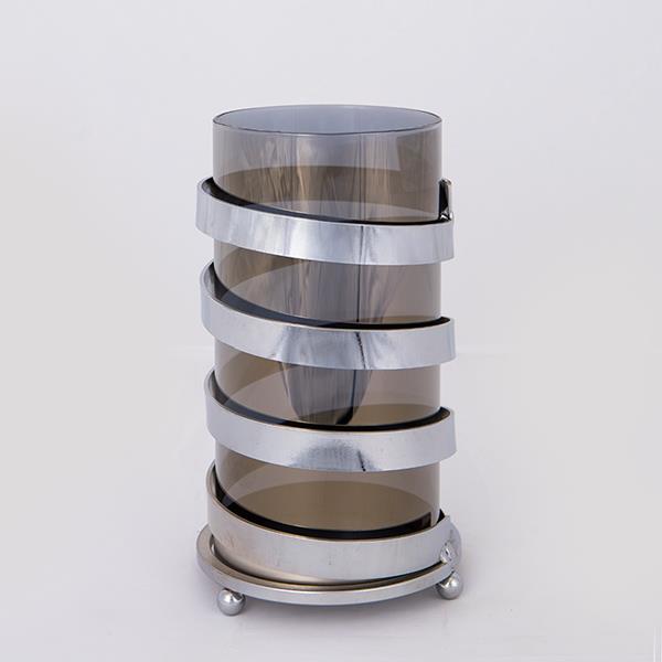 ESTHETI - ΣΗΜΑΝΤΙΚΟ: Σε περίπτωση διαφοράς τιμής από το κατάστημα ισχύει παντα και μόνο η τιμή του καταστήματος Κηροπήγιο Μεταλλικό-Γυάλινο Γκρι-Ασημί 11x21,5εκ. ESTHE