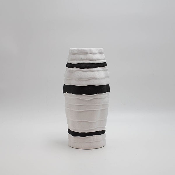 Διακοσμητικά Επιτραπέζια 24home - ΣΗΜΑΝΤΙΚΟ: Σε περίπτωση διαφοράς τιμής από το κατάστημα ισχύει παντα και μόνο η τιμή του καταστήματος Βάζο Κεραμικό Λευκό-Μαύρο 12x12x25εκ. ESTHETI 819-00757