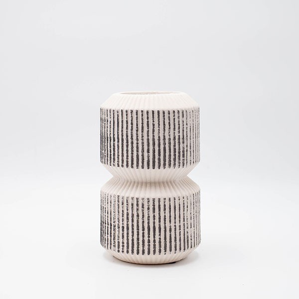 ESTHETI - ΣΗΜΑΝΤΙΚΟ: Σε περίπτωση διαφοράς τιμής από το κατάστημα ισχύει παντα και μόνο η τιμή του καταστήματος Βάζο Κεραμικό Λευκό-Μαύρο 11x17,5εκ. ESTHETI 819-00760