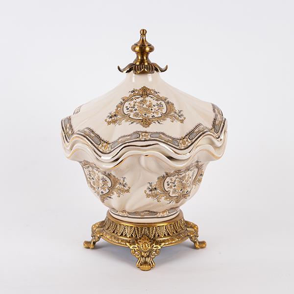 ESTHETI - ΣΗΜΑΝΤΙΚΟ: Σε περίπτωση διαφοράς τιμής από το κατάστημα ισχύει παντα και μόνο η τιμή του καταστήματος Φοντανιέρα Πορσελάνης-Polyresin Λευκή-Χρυσή Με Λουλούδι