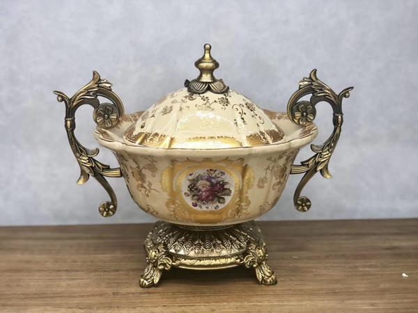 ESTHETI - ΣΗΜΑΝΤΙΚΟ: Σε περίπτωση διαφοράς τιμής από το κατάστημα ισχύει παντα και μόνο η τιμή του καταστήματος Διακοσμητικό Μπωλ Με Πόδι & Καπάκι Πορσελάνης-Polyresin