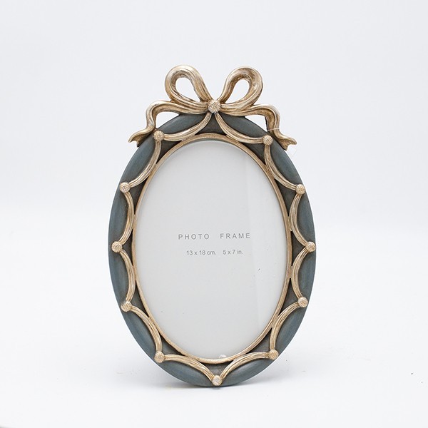 Κορνίζες 24home - ΣΗΜΑΝΤΙΚΟ: Σε περίπτωση διαφοράς τιμής από το κατάστημα ισχύει παντα και μόνο η τιμή του καταστήματος Κορνίζα Polyresin Γκρι-Χρυσή Με Φιόγκο 13x18εκ. ESTHETI