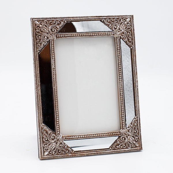 Κορνίζες 24home - ΣΗΜΑΝΤΙΚΟ: Σε περίπτωση διαφοράς τιμής από το κατάστημα ισχύει παντα και μόνο η τιμή του καταστήματος Κορνίζα Polyresin Ασημί 15x20εκ. ESTHETI (Υλικό: Polyre