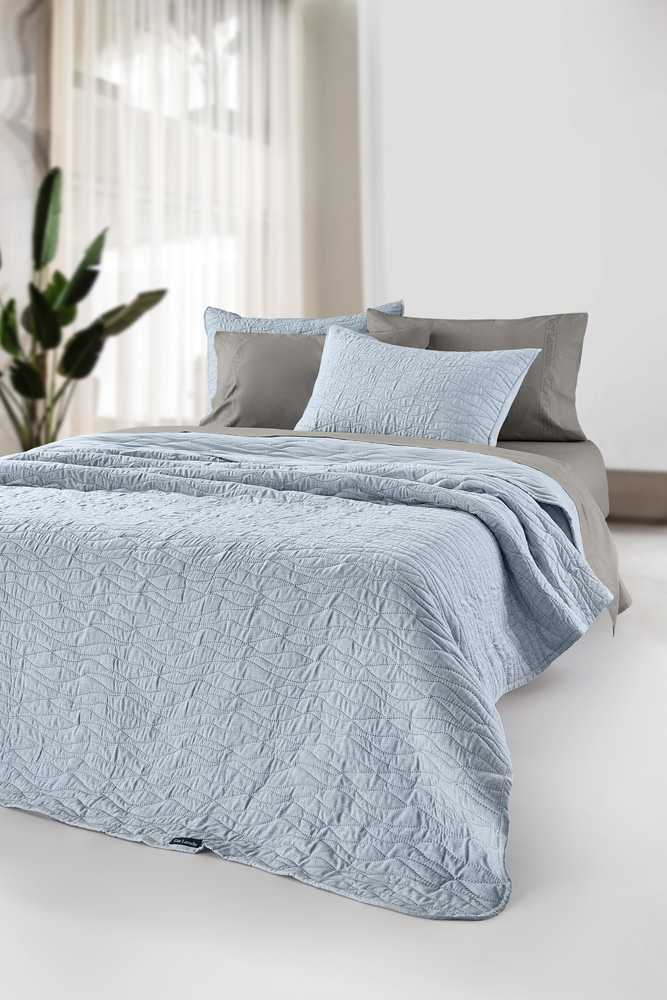 Guy Laroche - ΣΗΜΑΝΤΙΚΟ: Σε περίπτωση διαφοράς τιμής από το κατάστημα ισχύει παντα και μόνο η τιμή του καταστήματος Σετ Κουβερλί Microfiber Υπέρδιπλο 220x240εκ. Shadow Blu