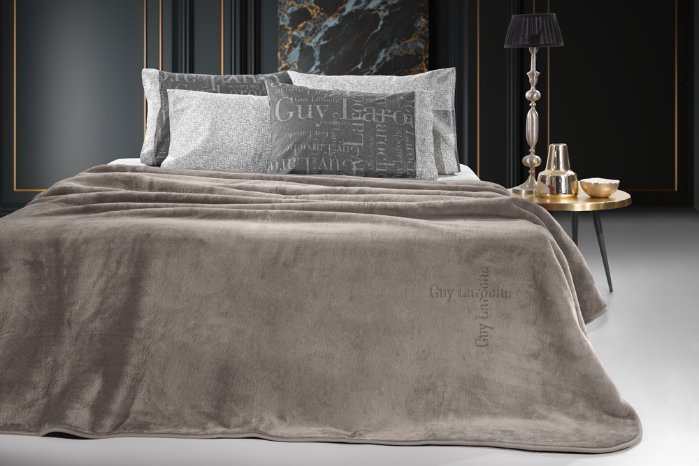 Guy Laroche - ΣΗΜΑΝΤΙΚΟ: Σε περίπτωση διαφοράς τιμής από το κατάστημα ισχύει παντα και μόνο η τιμή του καταστήματος Κουβέρτα Polyester Βελουτέ Υπέρδιπλη Logo Vison 220x240