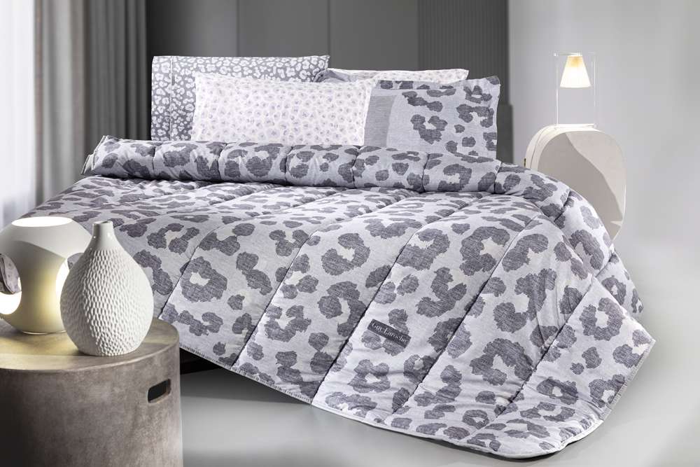 Guy Laroche - ΣΗΜΑΝΤΙΚΟ: Σε περίπτωση διαφοράς τιμής από το κατάστημα ισχύει παντα και μόνο η τιμή του καταστήματος Πάπλωμα Microsuede Υπέρδιπλο 220x240εκ. Freya Lavender