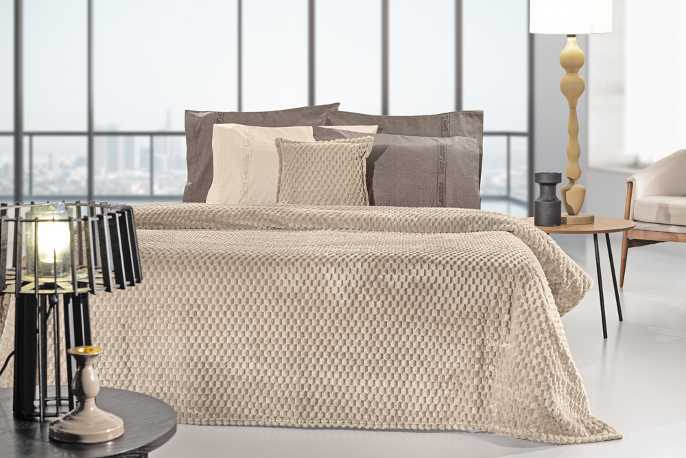 Guy Laroche - ΣΗΜΑΝΤΙΚΟ: Σε περίπτωση διαφοράς τιμής από το κατάστημα ισχύει παντα και μόνο η τιμή του καταστήματος Σετ 2τμχ Κουβέρτα Υπέρδιπλη Velour Fleece 220x240εκ. Με